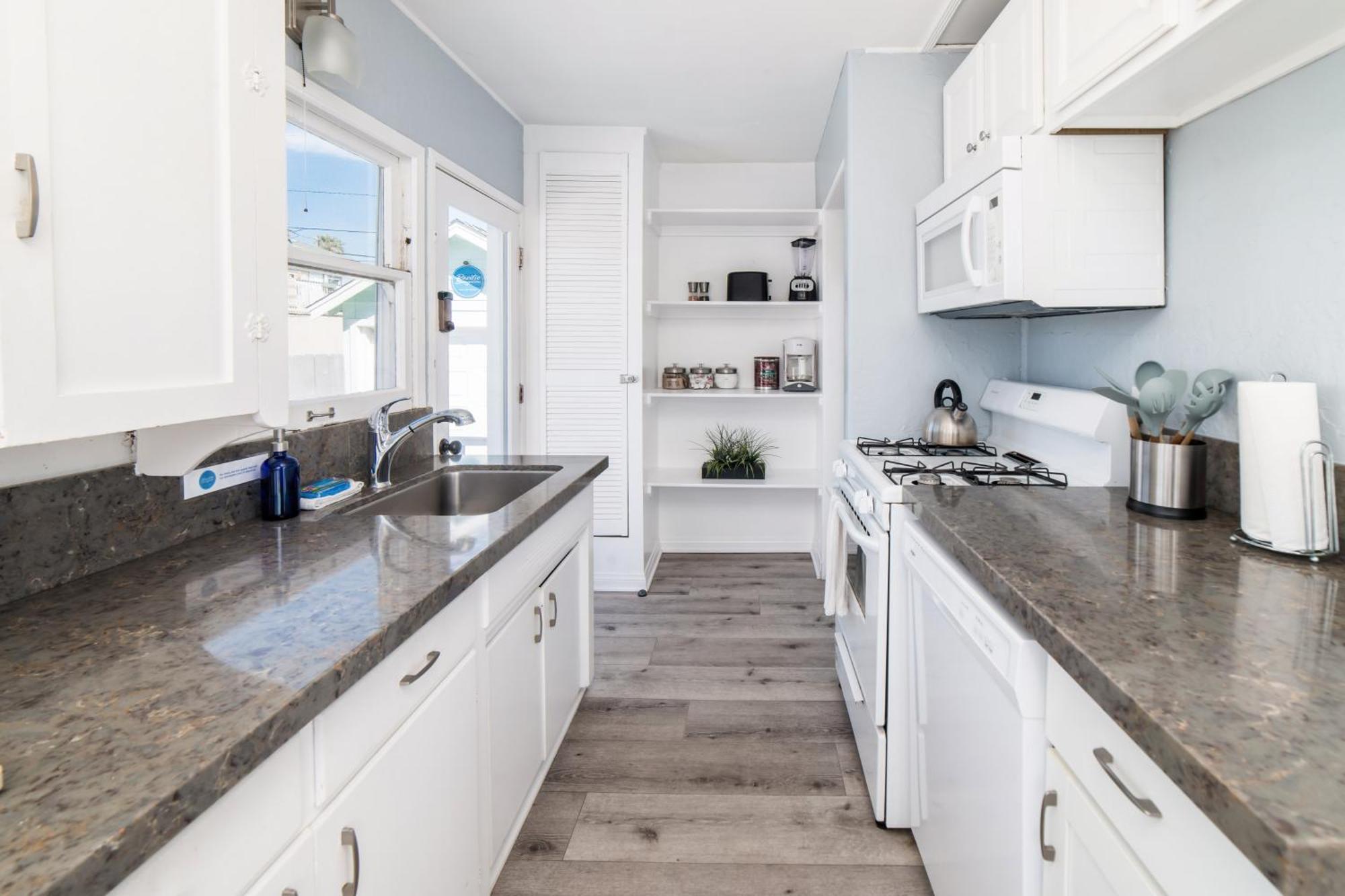Pacific Bungalow In Oceanside With Backyard & Tiny House Exterior photo